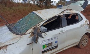 Alto Alegre dos Parecis: Carro oficial da Prefeitura capota na Linha P-70 e deixa motorista ferido