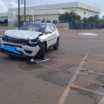 Motociclista é arremessado após forte colisão com carro em cruzamento de Rolim de Moura