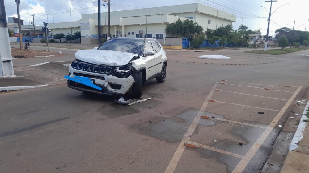 Motociclista é arremessado após forte colisão com carro em cruzamento de Rolim de Moura