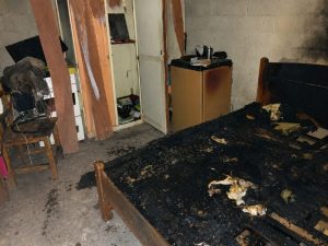 Mulher é presa após incendiar casa com três crianças e moradores dormindo em Rolim de Moura