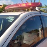 Rolim de Moura- Carro cai em valeta após motorista tentar evitar criança e manilha em cruzamento no bairro Bom Jardim