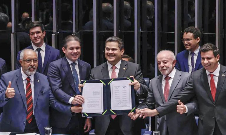 Promulgada emenda do fim da 6×1; escala 5×2 começa em 60 dias