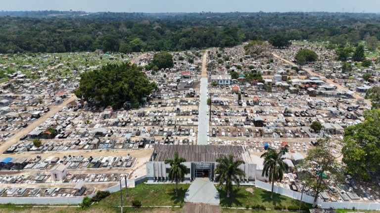 Equipes reforçam limpeza no cemitério Santo Antônio