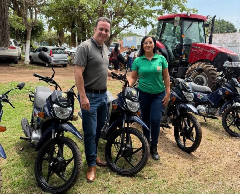 Deputado Dr. Luís do Hospital entrega trator e 15 motocicletas em Itapuã do Oeste