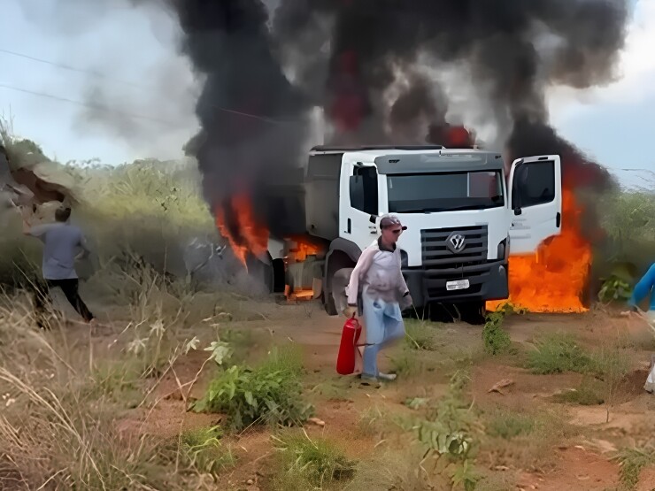 Caminhão da Prefeitura de Nova Brasilândia do Oeste pega fogo após tocar em rede elétrica durante limpeza