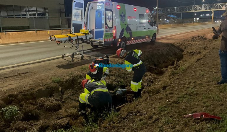 Motociclista é intubado após cair em vala na BR-364